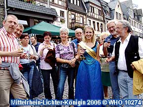 Mittelrhein-Lichter-Knigin Stephanie I. auf dem Marktplatz in Oberwesel am Rhein